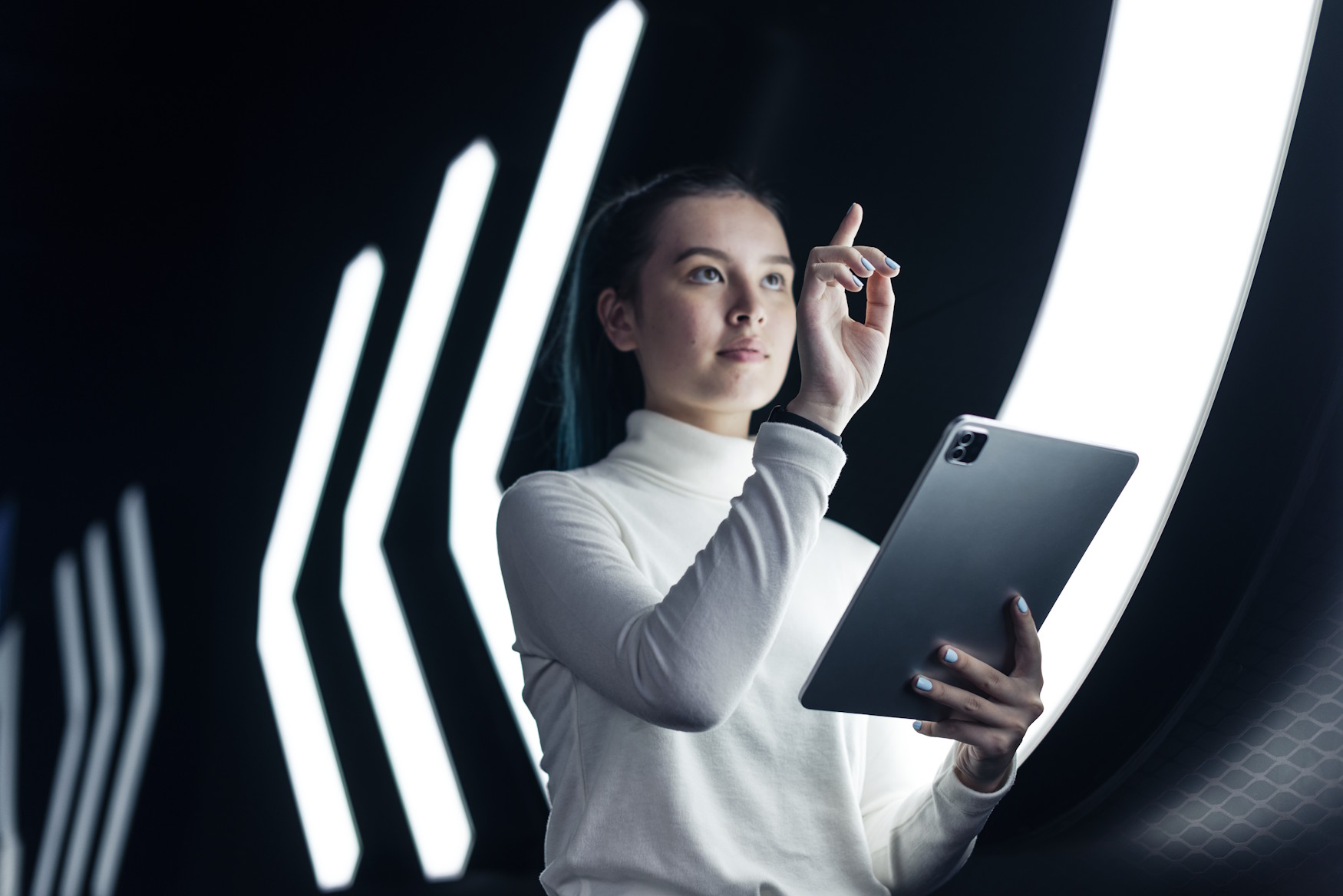 Tecnología empresarial en acción: profesional gestionando infraestructura digital